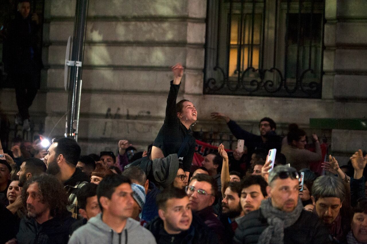 Con cantos en señal de apoyo, gran cantidad de personas recibieron a la vicepresidenta en su regreso a su casa.