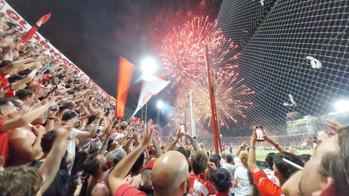 “Si no se sufre, no es Instituto”: crónica de una noche consagratoria que dejó al albirrojo en Primera