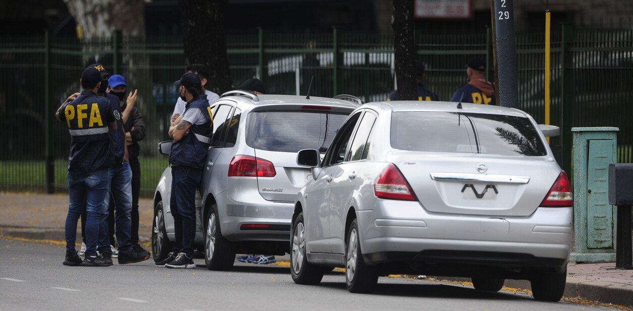 Los dos autos utilizados para la reconstrucción del ataque a balazos a Lucas González y sus amigos. Foto: Luciano Thieberger.