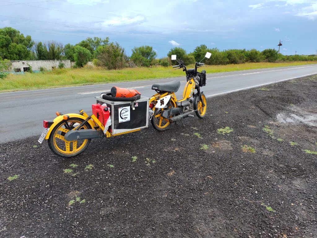 Joven entrerriano recorre la provincia a bordo de su moto Zanella 50