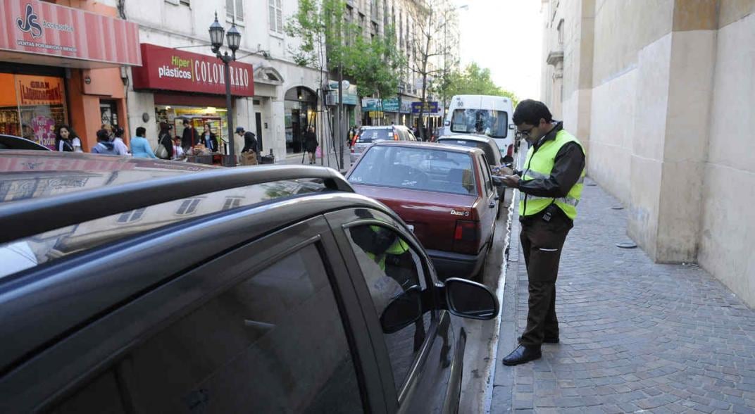 La multa más común es por mal estacionamiento. Foto: Facundo Luque/Archivo.