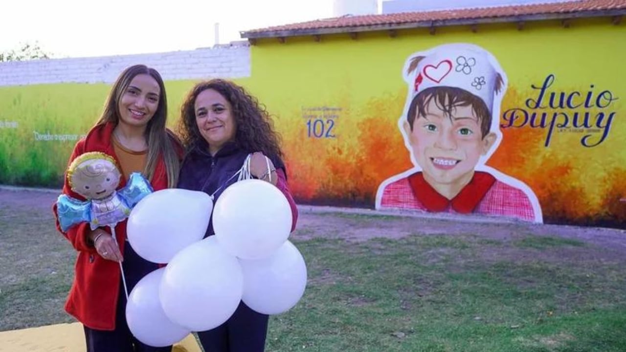 Una artista sanjuanina pintó junto a los vecinos un emotivo mural en homenaje a Lucio Dupuy