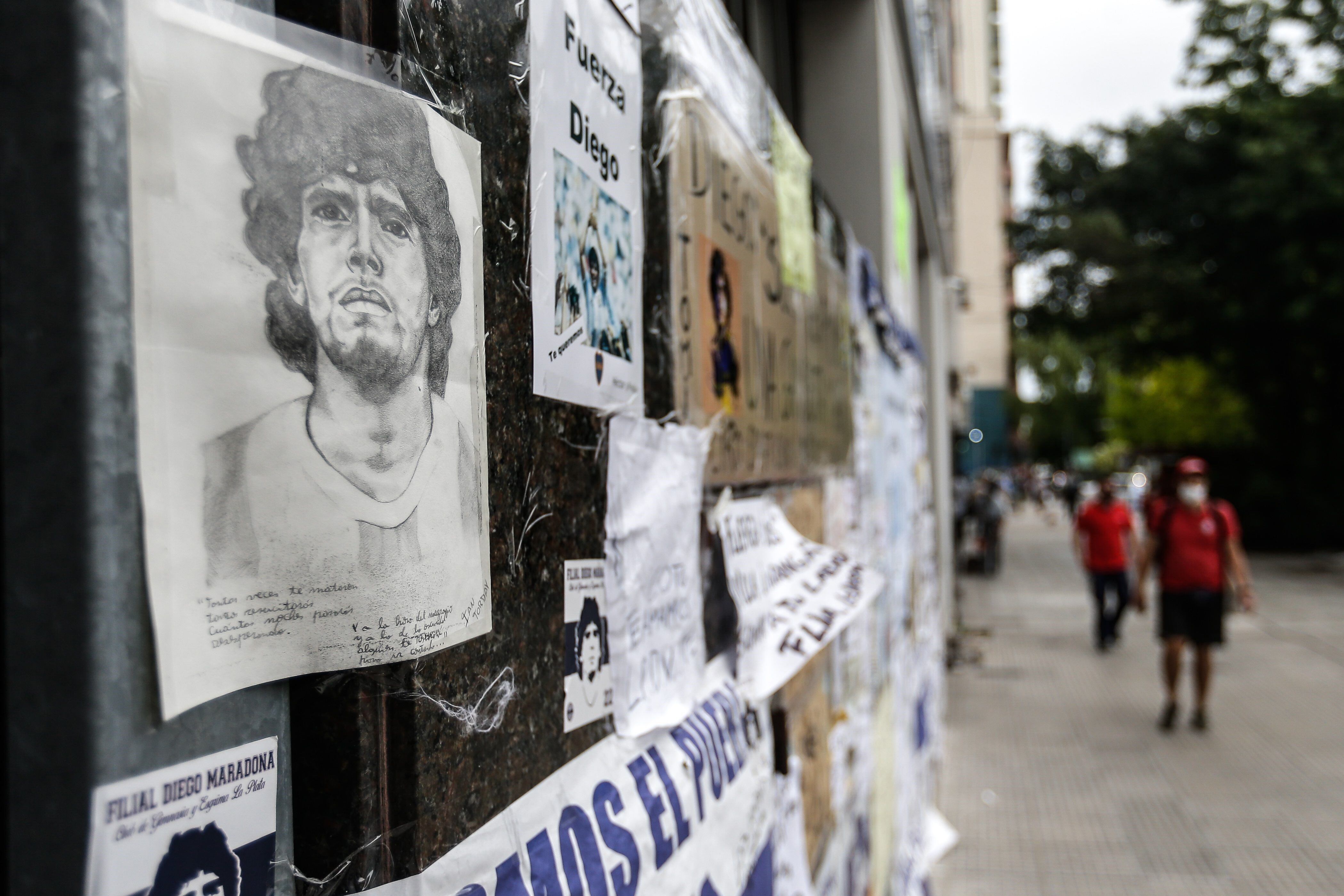 Los mensajes de apoyo de la gente cuando Maradona estaba internado.