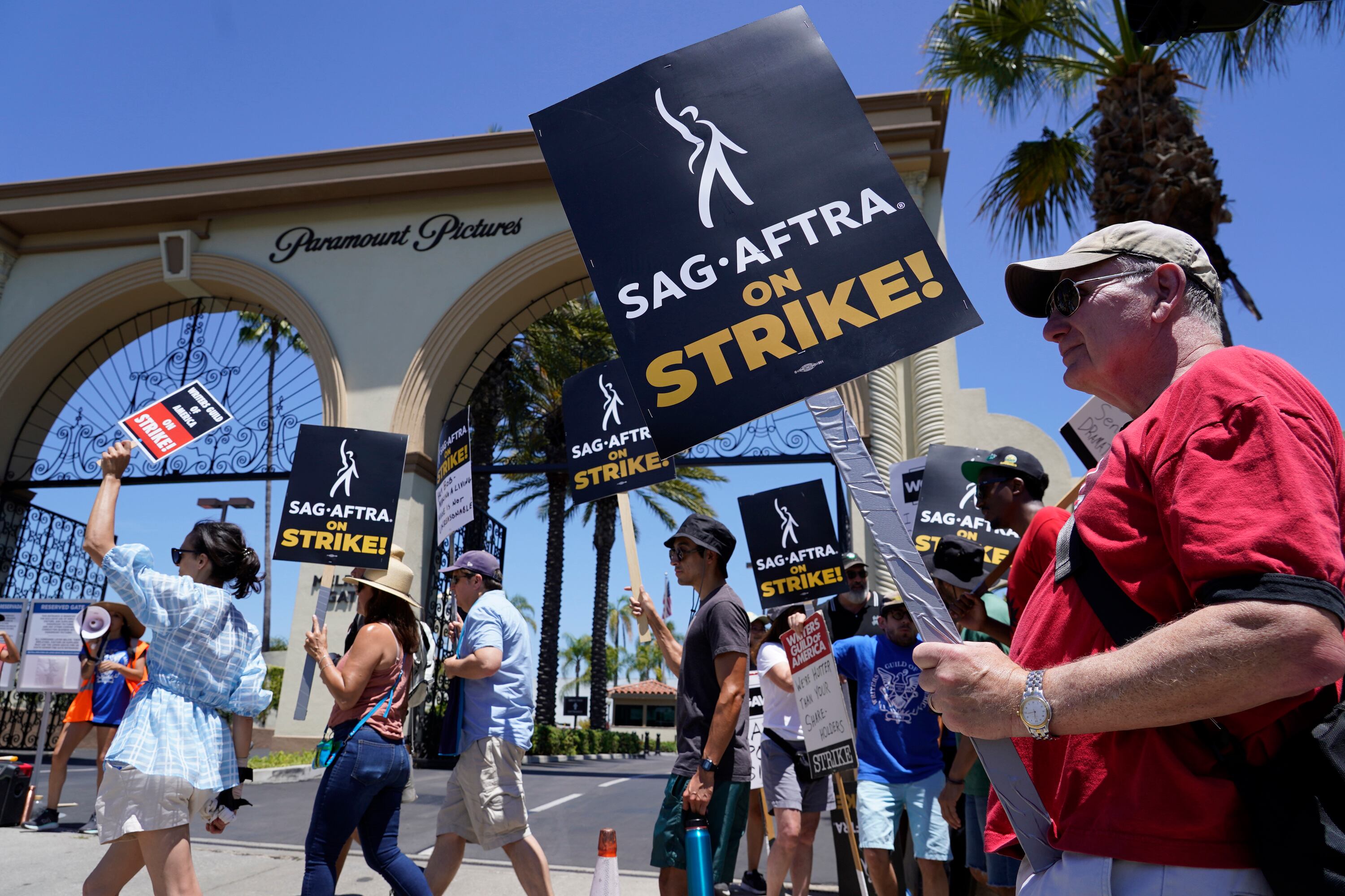 Guionistas y actores en huelga protestan afuera de los estudios Paramount en Los Ángeles, el viernes 14 de julio de 2023. (AP Foto/Chris Pizzello)