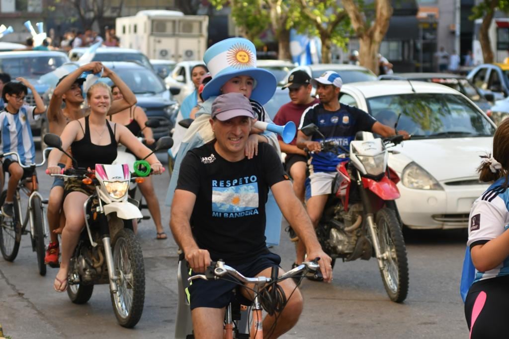 La ciudad de Río Cuarto salió a festejar el triunfo de Argentina frente a México en el mundial de Qatar.  (Tomy Fragueiro)