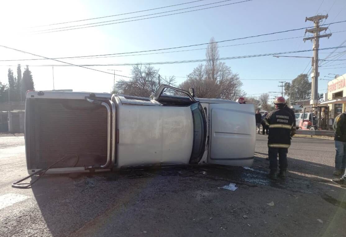 La camioneta quedó volcada luego del violento choque con el VW Polo.