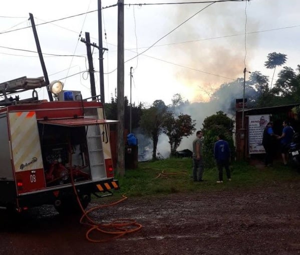 Un voraz incendio consumió por completo una vivienda en Eldorado.