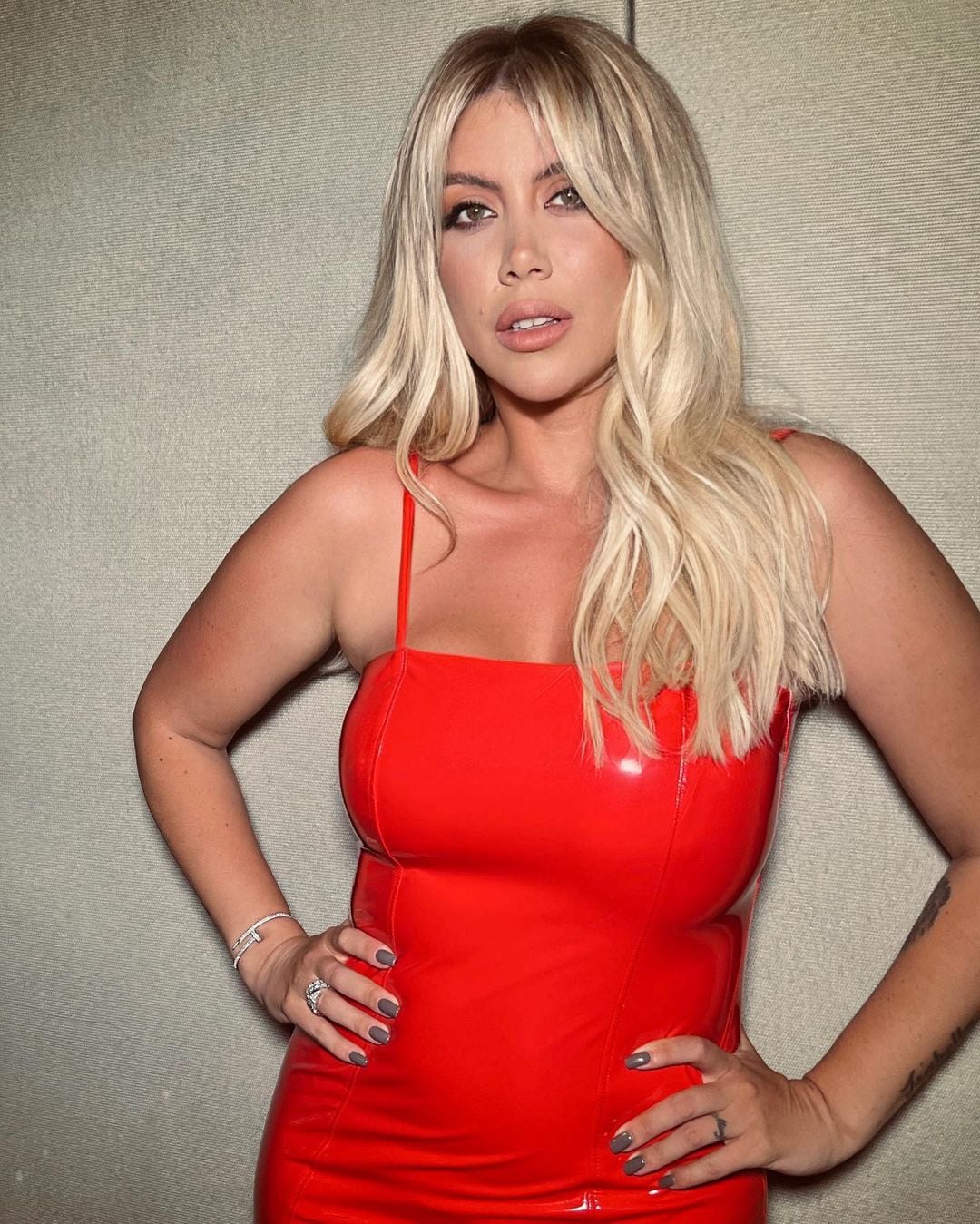 Wanda Nara apuesta por el rojo para resaltar su belleza.