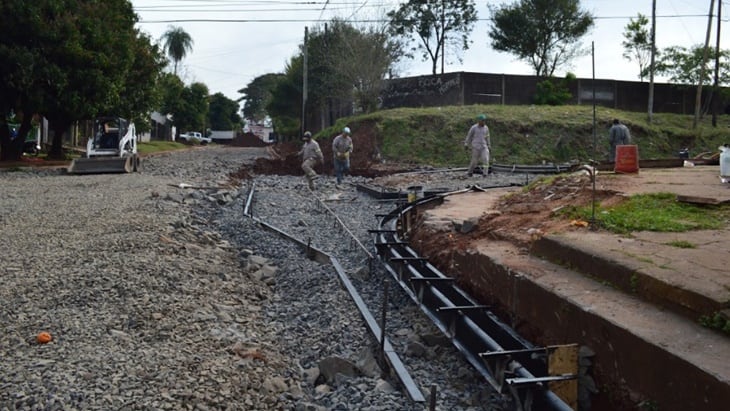 En la chacra 52 de la ciudad de Posadas, la Municipalidad ejecuta obras de asfalto.