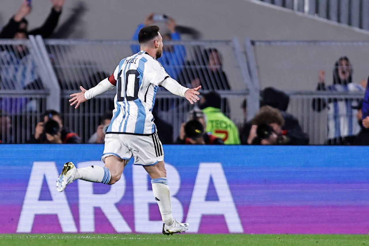 AMDEP9070. BUENOS AIRES (ARGENTINA), 07/09/2023.- Lionel Messi de Argentina celebra su gol hoy, en un partido de las Eliminatorias Sudamericanas para la Copa Mundial de Fútbol 2026 entre Argentina y Ecuador en el estadio Más Monumental en Buenos Aires (Argentina). EFE/ Juan Ignacio Roncoroni
