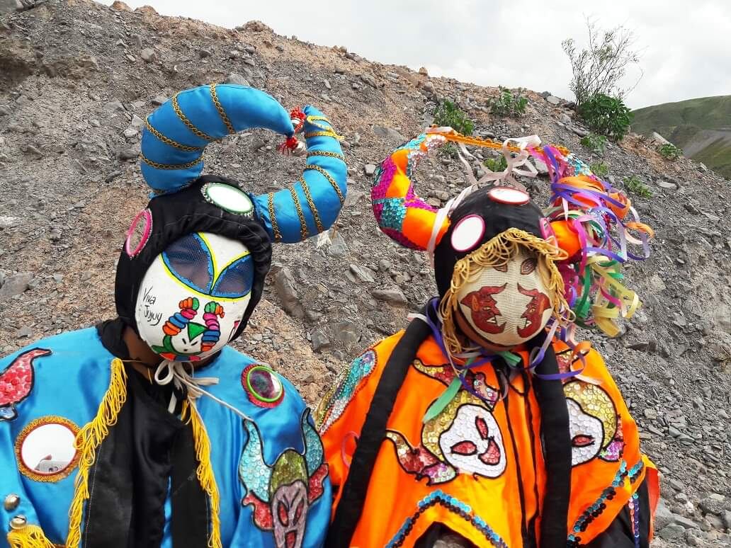 Incansables y divertidos, los disfrazados que emulan al Pujllay, el diablo alegre del carnaval jujeño, se multiplican por cientos en los pueblos de la Quebrada de Humahuaca.