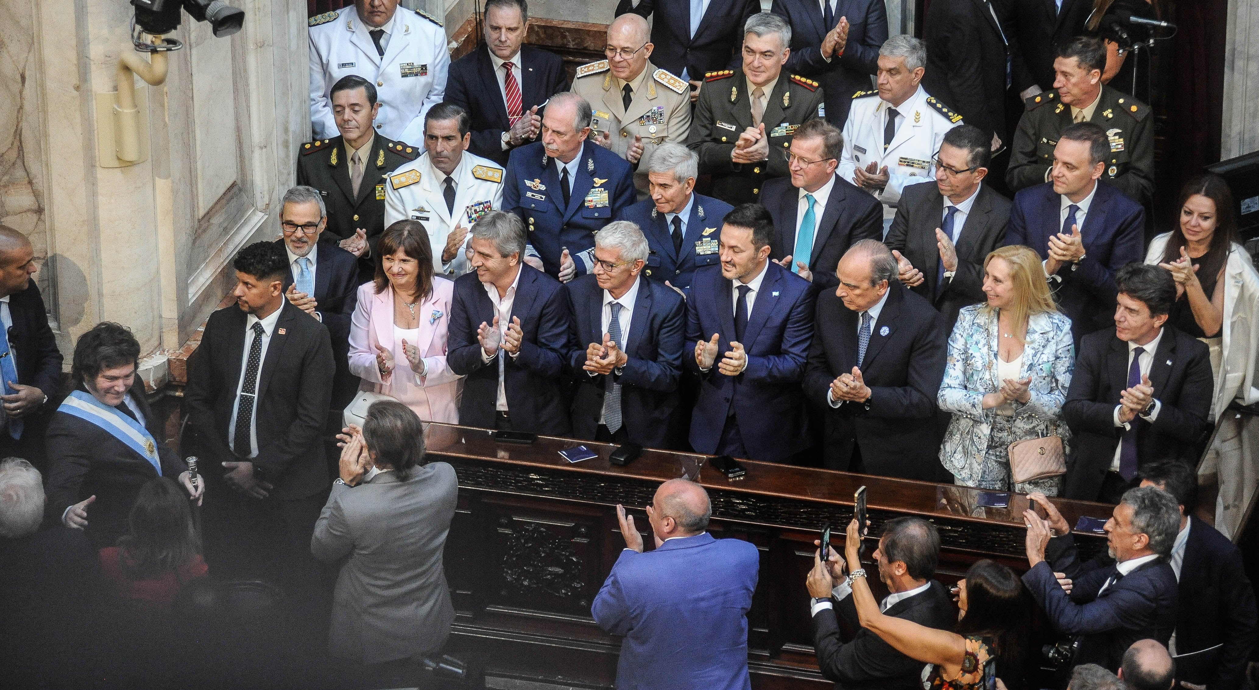 Javier Milei en la apertura legislativa 2024 del Congeso nacional, junto con sus ministros Patricia Bullrich, Luis Caputo, Mariano Cúneo Libarona, Luis Petri, Guillermo Francos, Karina Milei y Nicolas Possi. Foto: Federico López Claro