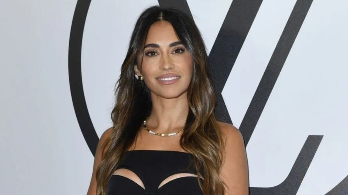 Antonela Roccuzzo deslumbró en el desfile de Louis Vuitton: pasó del sweater y jeans, a un elegante vestido con aberturas