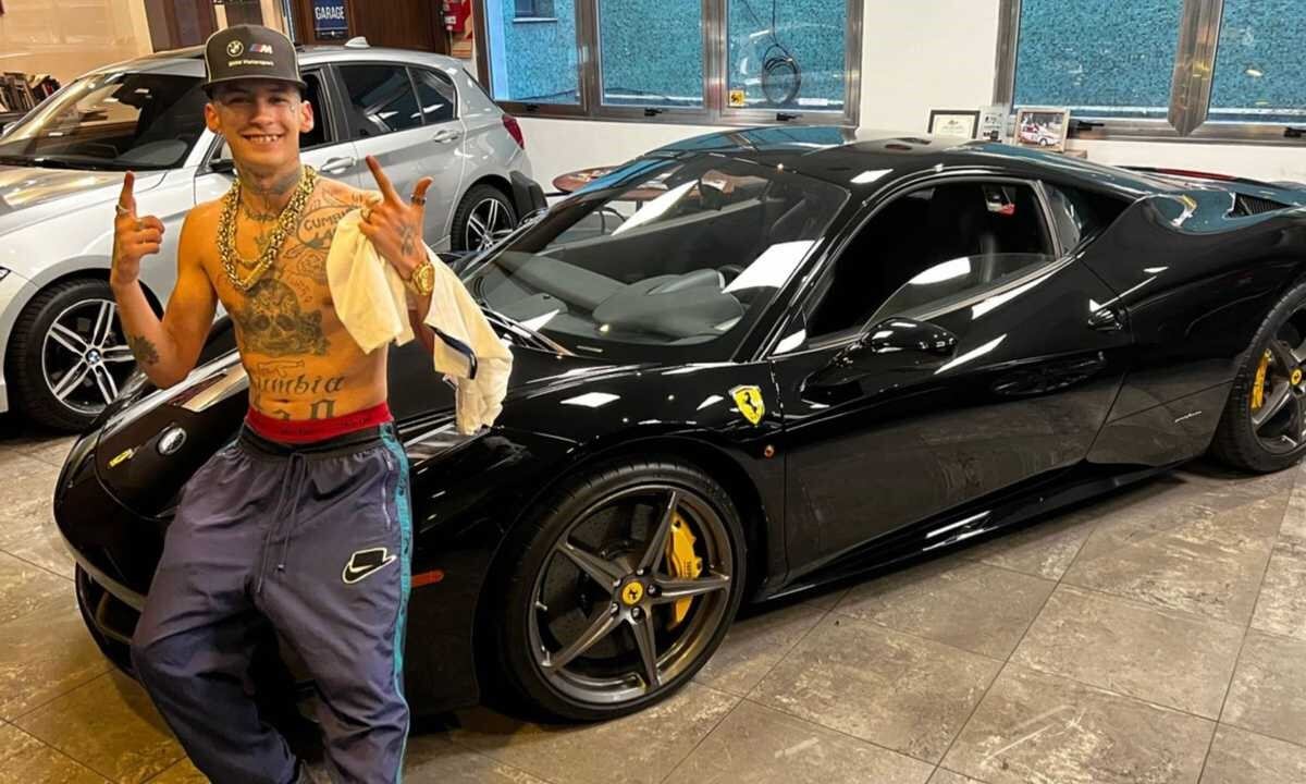 L-Gante amplió su colección de autos: se compró una Ferrari negra de medio millón de dólares y pagó en efectivo