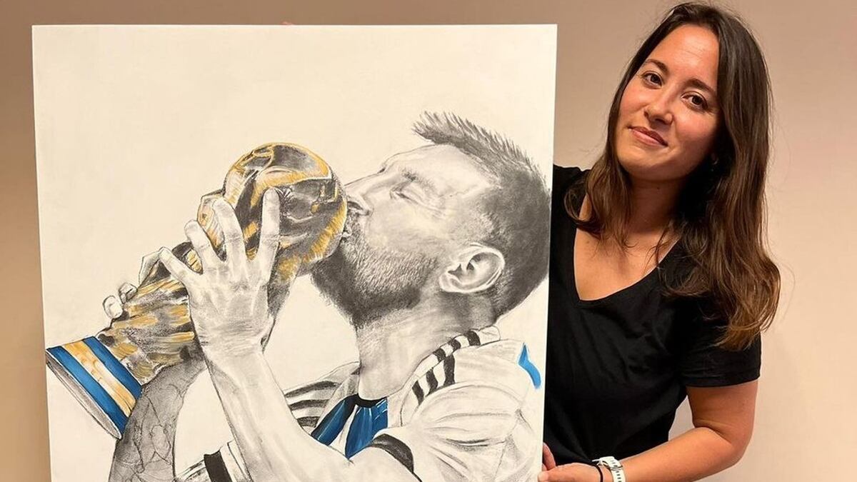 Una cordobesa hizo un cuadro de Messi besando la Copa del Mundo, se lo envió y recibió una gran sorpresa