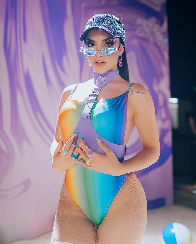 Kim Loaiza posó con su body multicolor.