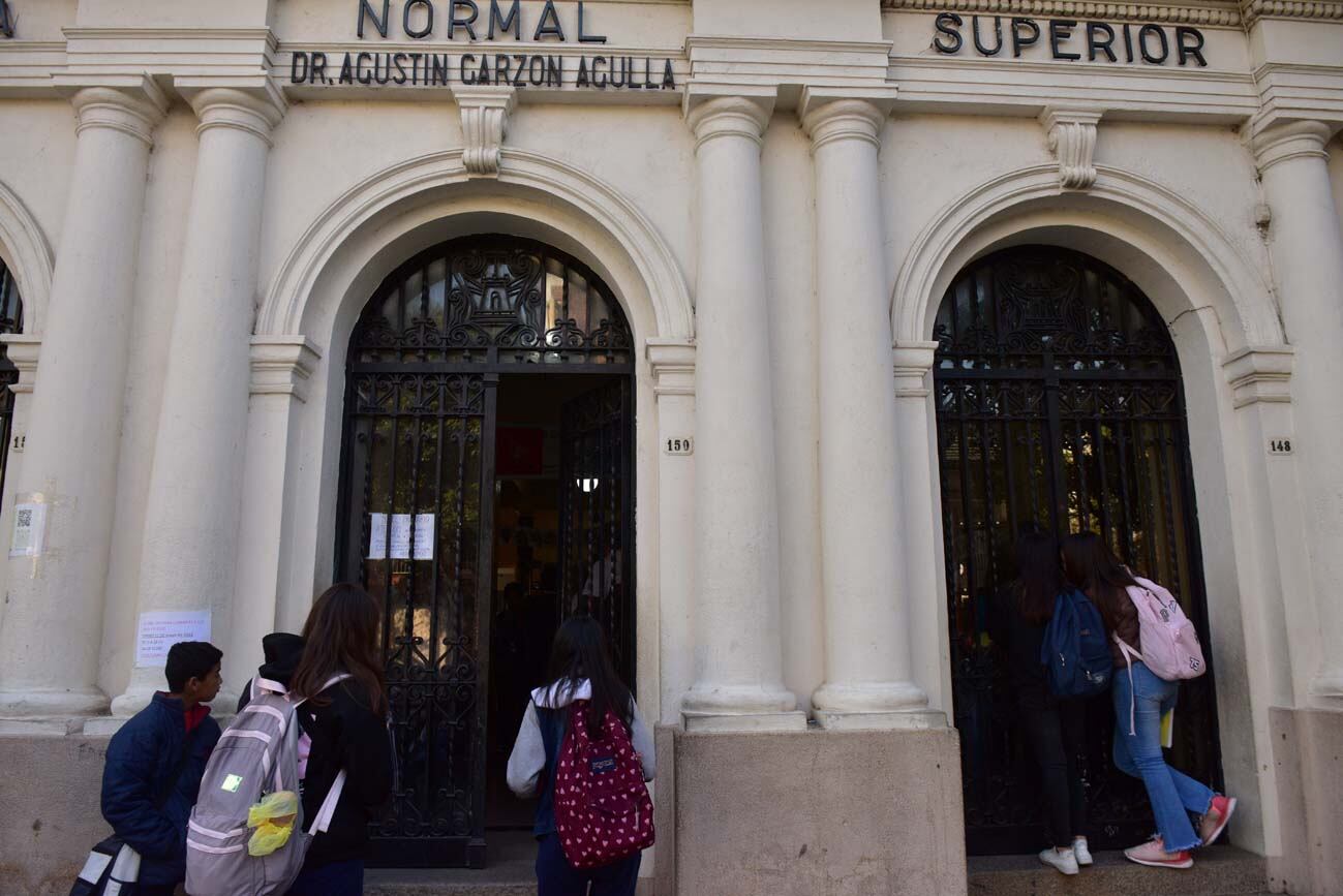 Asamblea de docentes en la escuela Garzón Agulla por problemas edilicios ( Ramiro Pereyra / La Voz)