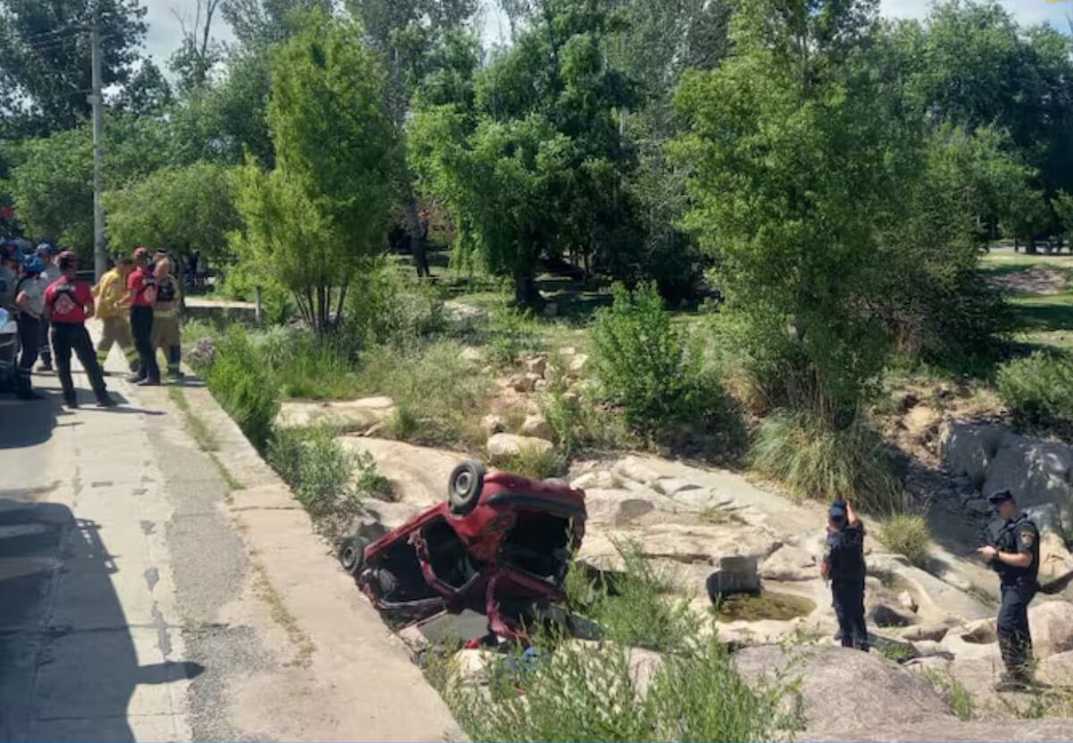 Conmoción por la muerte de un hombre de 54 años: perdió el control de su auto y cayó a un río en Córdoba