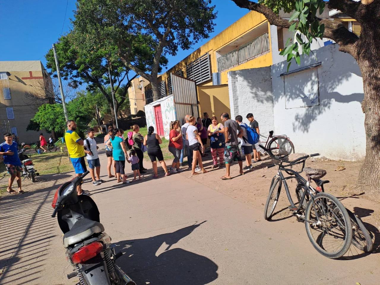 Padres y madres de los estudiantes se agolparon en la puerta a media mañana.