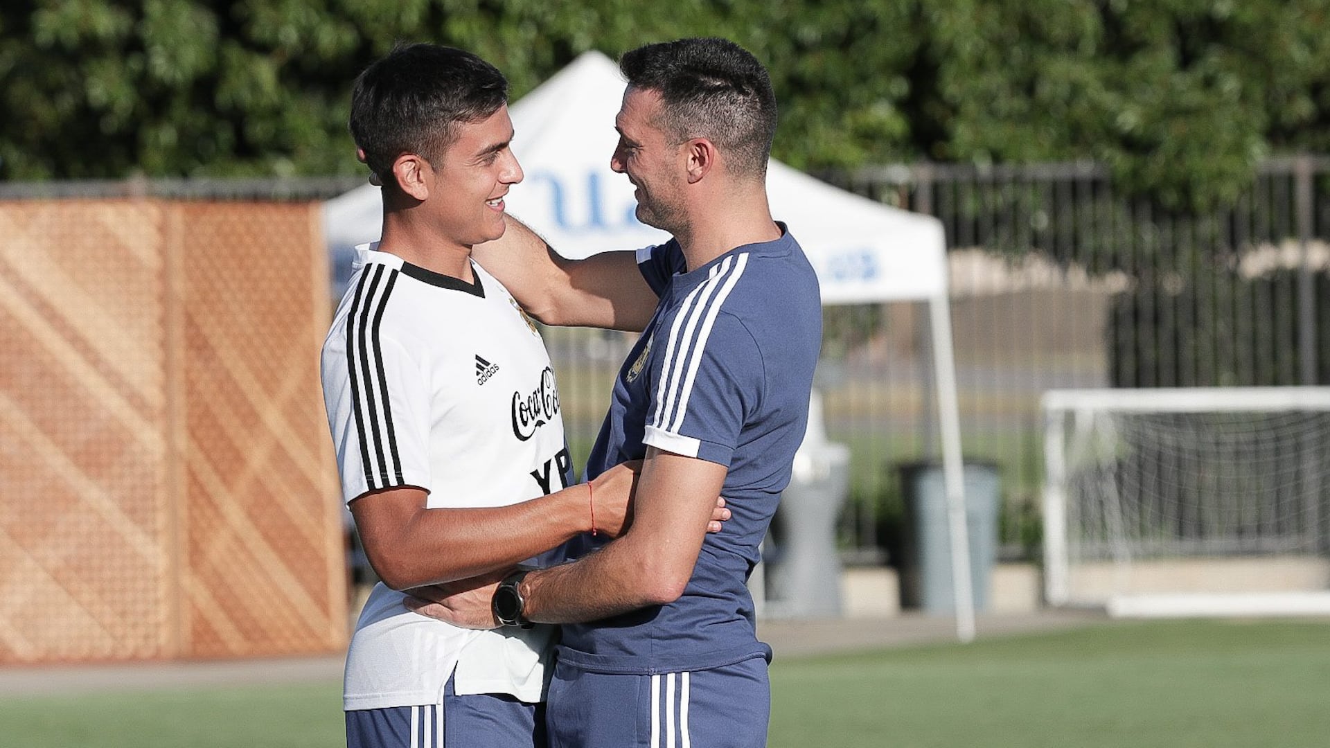 Scaloni y Dybala.