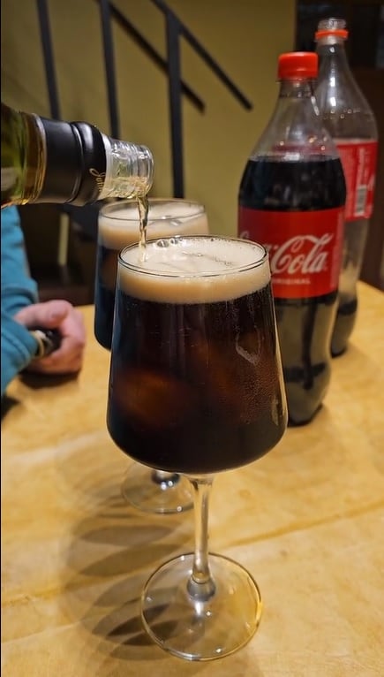 Le agregó whisky al fernet con coca y fue viral en TikTok: “Al otro día no tenés resaca”