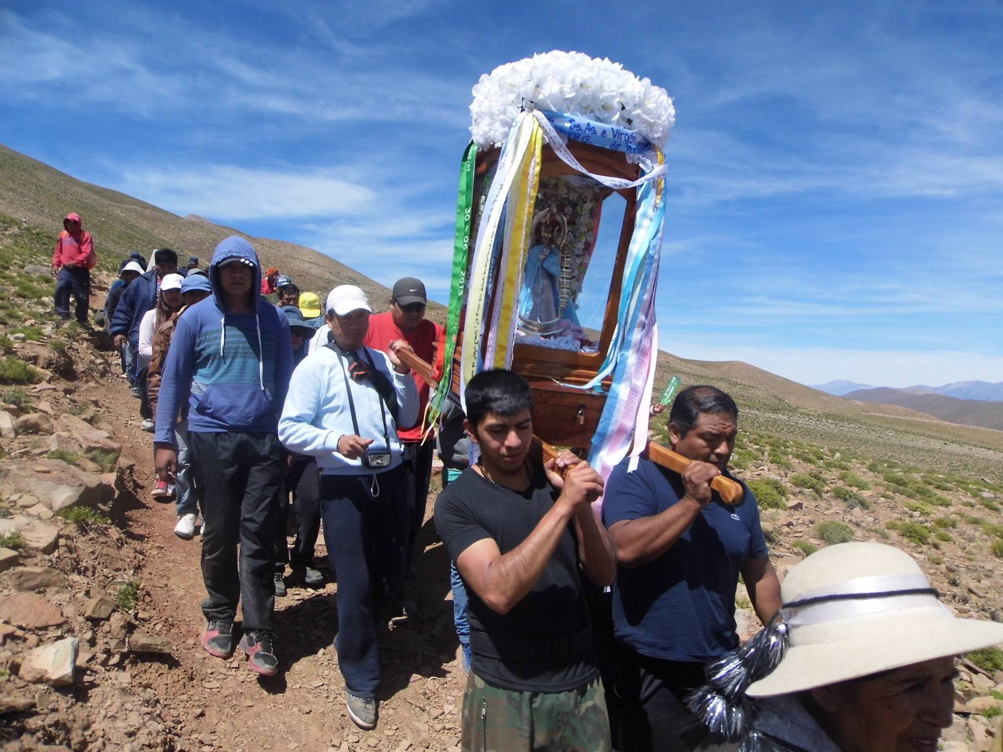 Con la imagen de la Virgen de Copacabana en hombros, los fieles caminan kilómetros entre los cerros, en la Semana Santa en Jujuy.