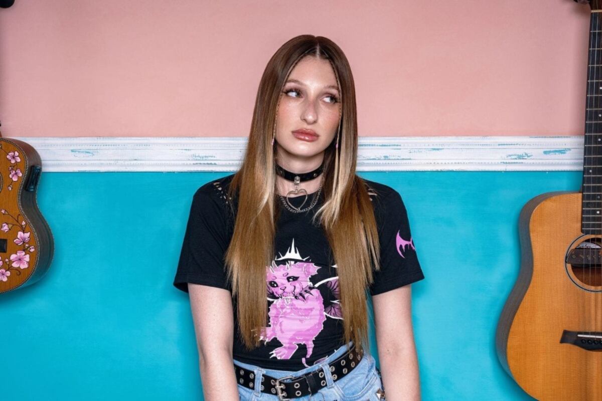 Quién es Yami Safdie, la tiktoker argentina que lanzó su álbum debut y ya sumó más de un millón de reproducciones