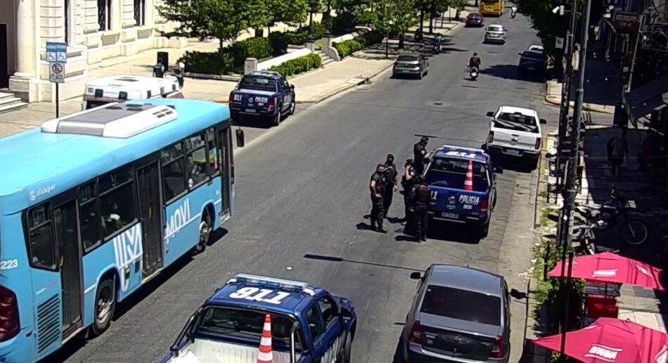 Un supuesto delincuente en moto fue detenido frente a la Terminal de Ómnibus de Rosario luego de una persecución policial. (@cior_rosario)