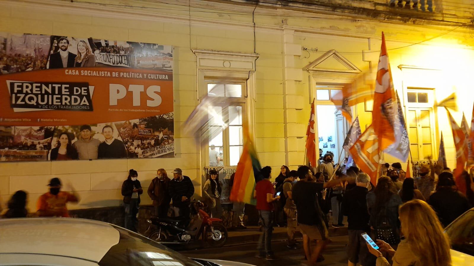 Cerca de las 20:00 ya se vivía clima de festejo en el bunker del  Frente de Izquierda y de Trabajadores - Unidad, en el microcentro jujeño.