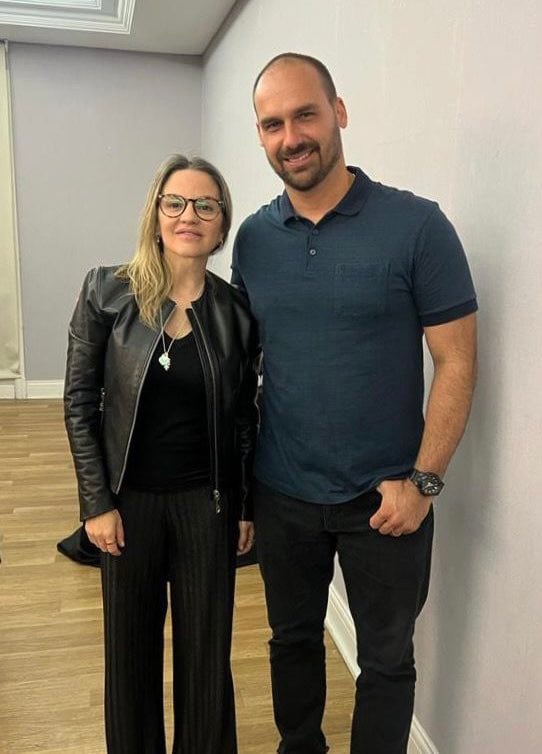 Eduardo Bolsonaro junto a Carolina Píparo.