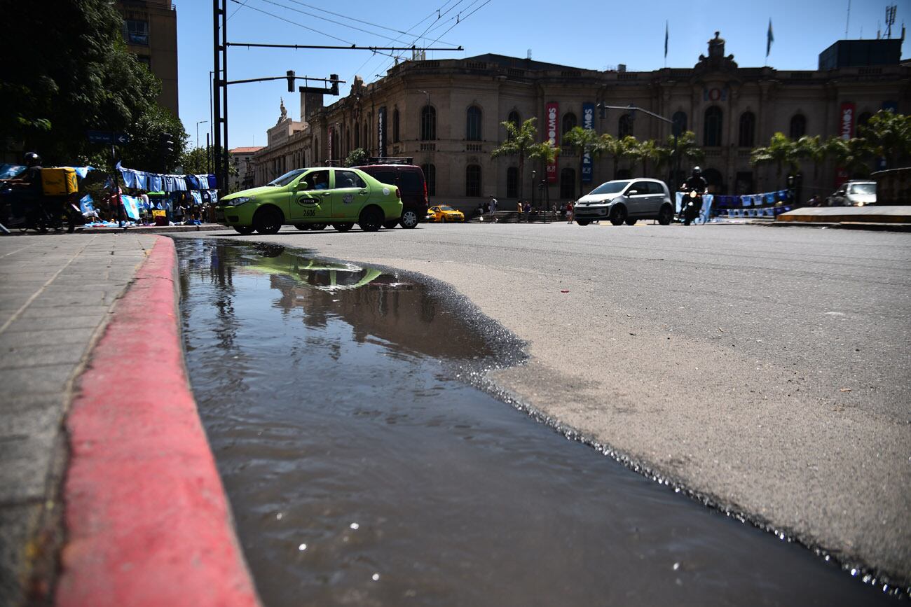 Reventó un caño de cloacas y la zona del Patio Olmos está inundada de aguas servidas. 