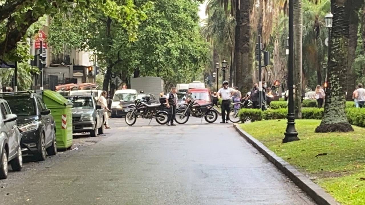 Los agentes de tránsito cortaron el paso vehicular sobre el bulevar tras la llegada de la policía. (@gbelluati)