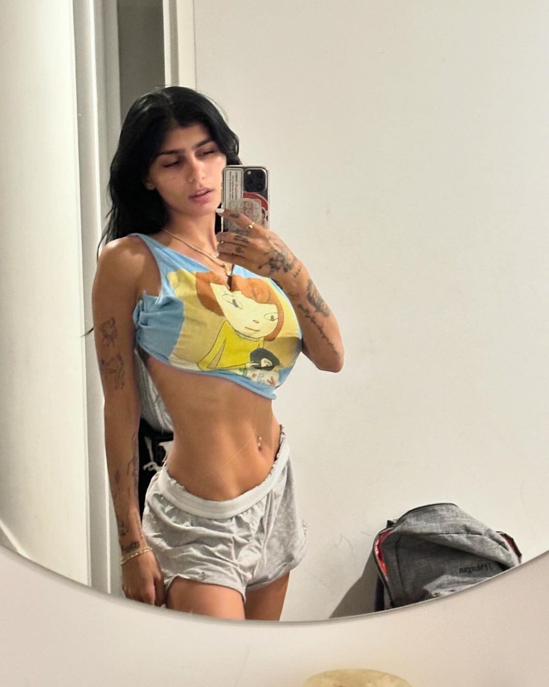 Mia Khalifa y su look descontracturado