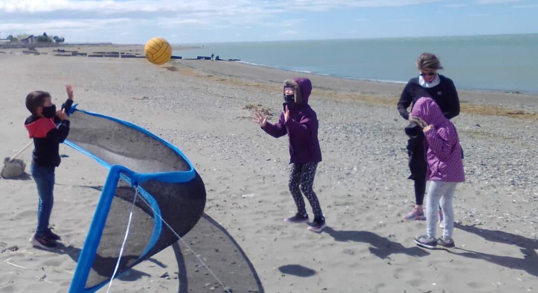 La actividad se desarrolló en la Plaza del Delfín y en el Playón que se encuentra frente al edificio municipal, momento en el cual los chicos y chicas, junto a sus familias, pudieron disfrutar de juegos de integración.