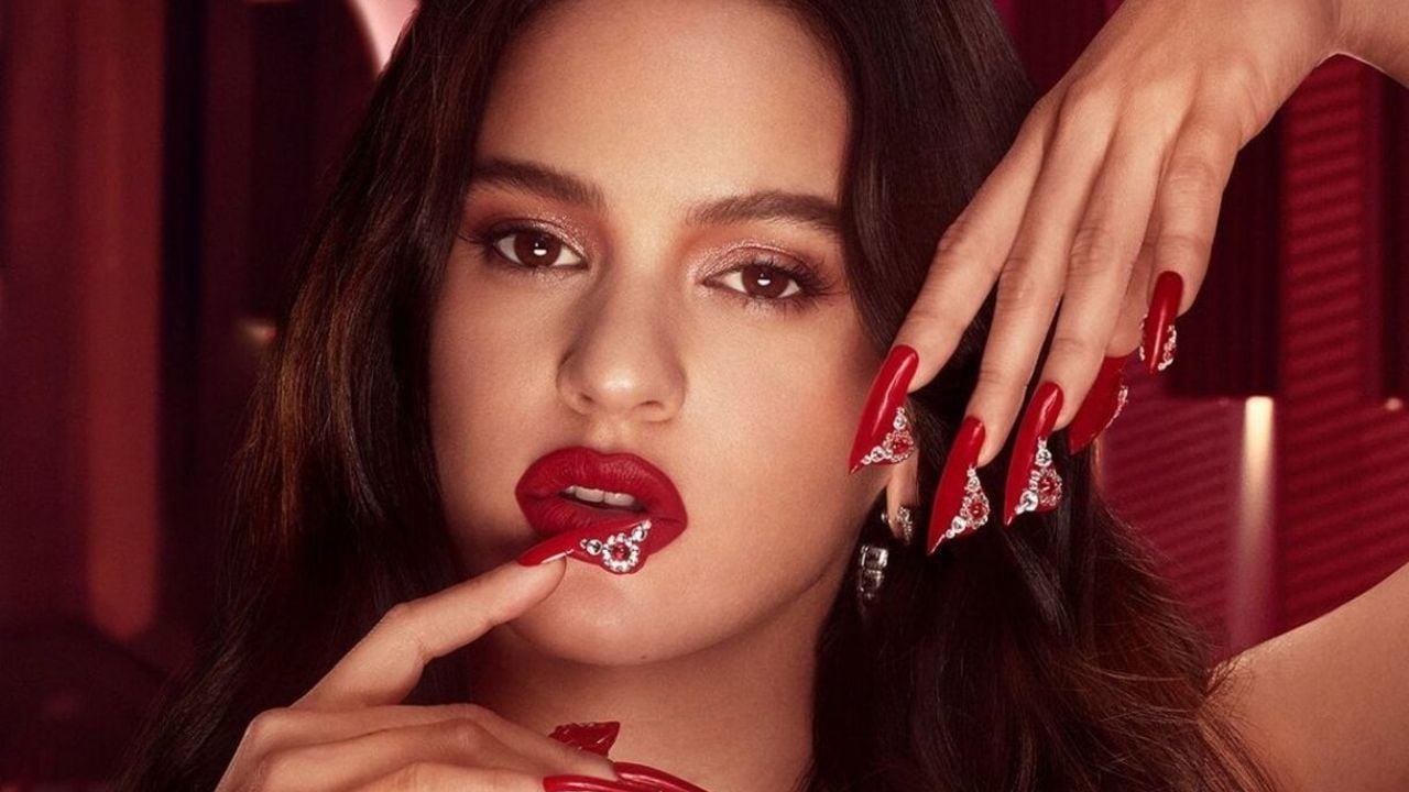 Los mejores looks de Rosalía con uñas largas