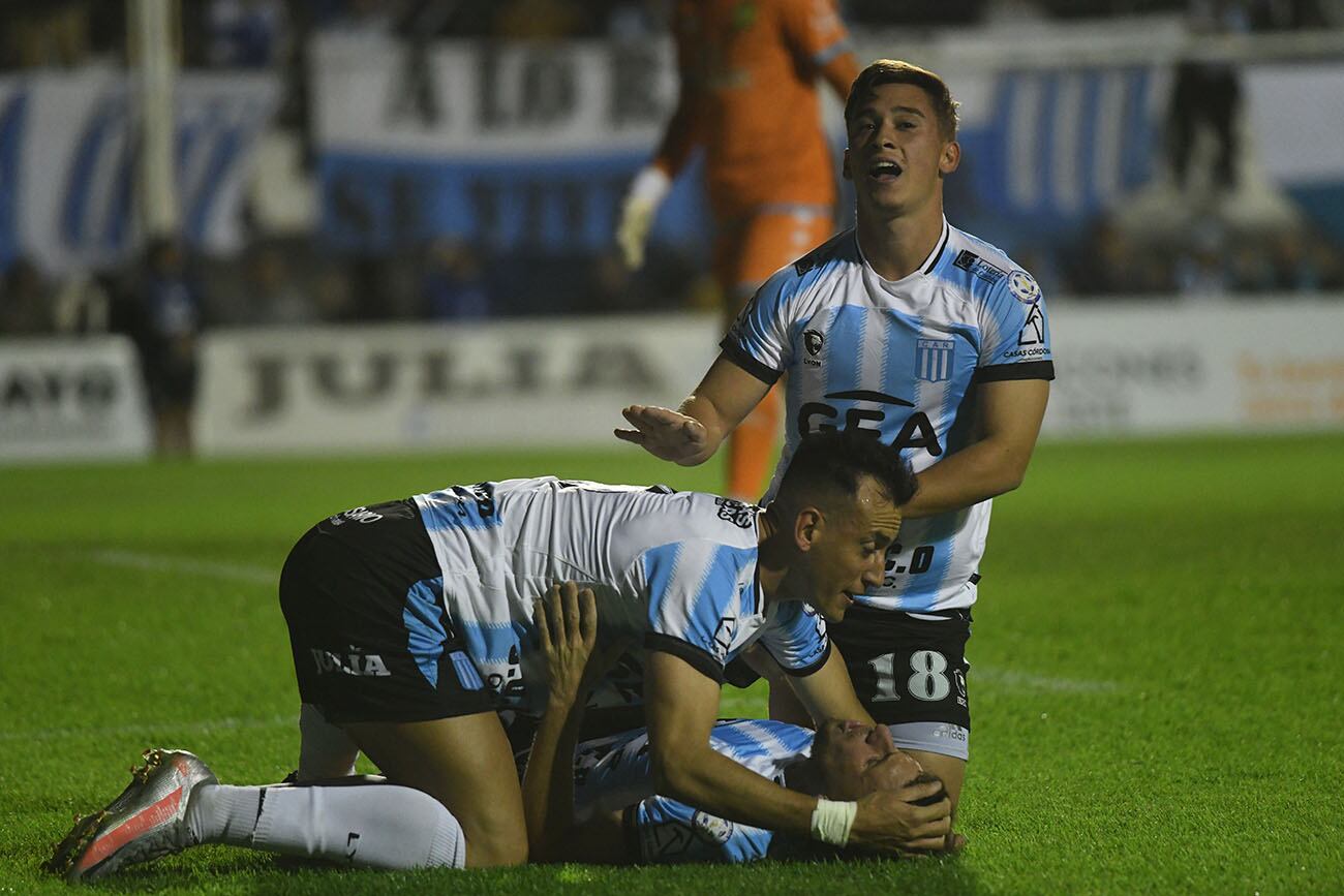 Racing derrotó a Aldosivi en el Miguel Sancho por 2 tantos contra cero ( Ramiro Pereyra / La Voz)