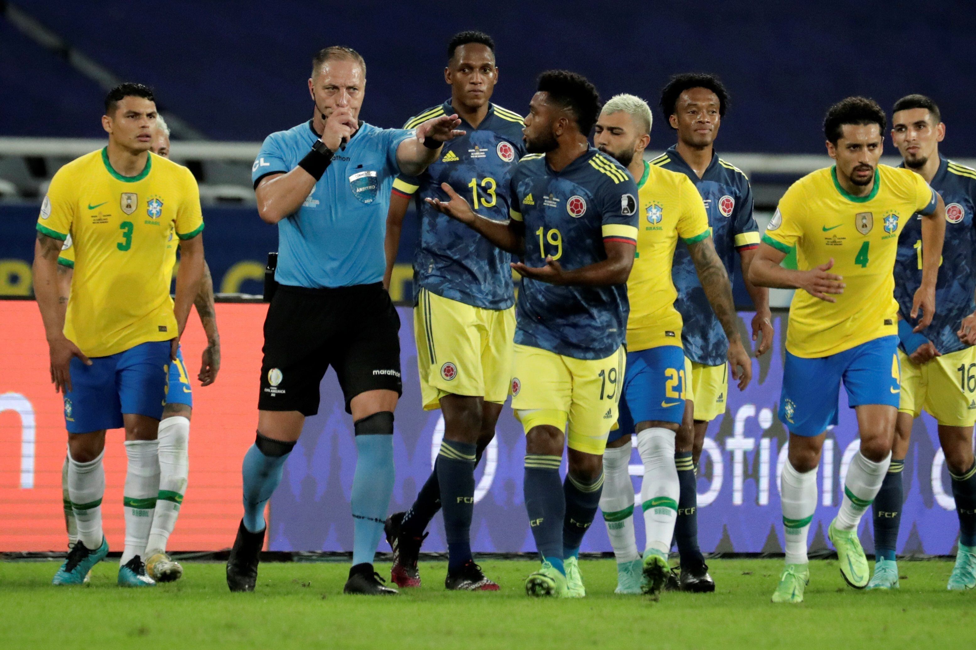 Néstor Pitana tuvo una acción protagónica en el duelo entre Brasil y Colombia.