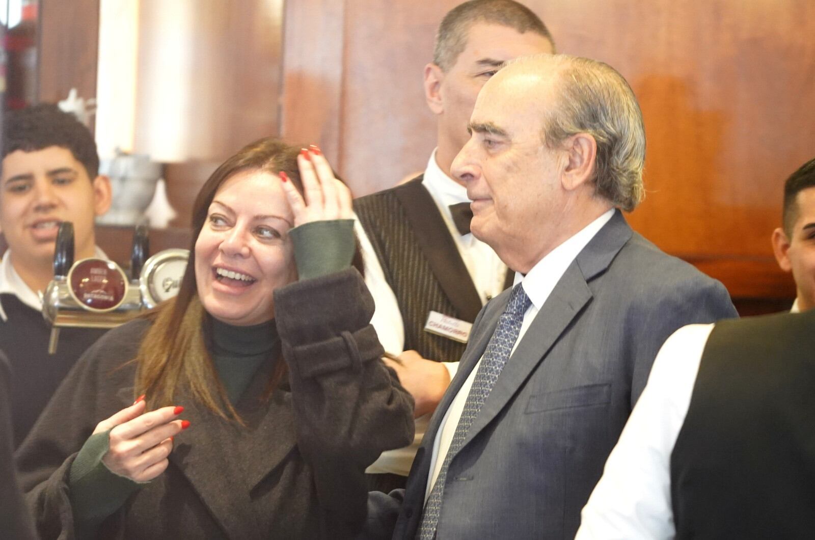 Reunión de gabinete en el bar Pertuti luego de la conferencia de prensa de Guillermo Francos en Casa Rosada. (Federico López Claro)