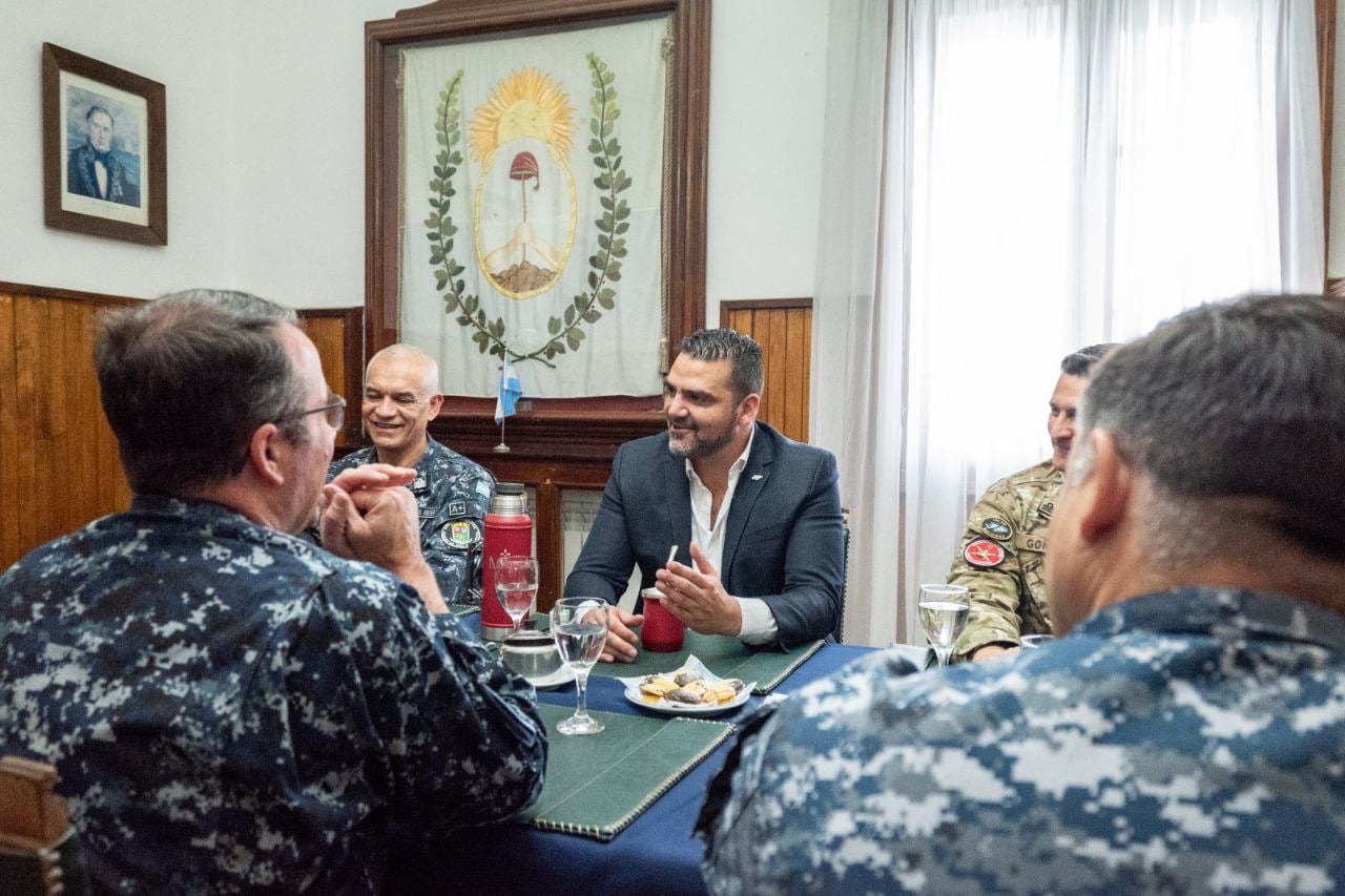 Walter Vuoto, se reunió junto al secretario de Relaciones Parlamentarias del Municipio, Omar Becerra, y con el  y jefe de la Base Naval Ushuaia, capitán de navío Guillermo Prada.