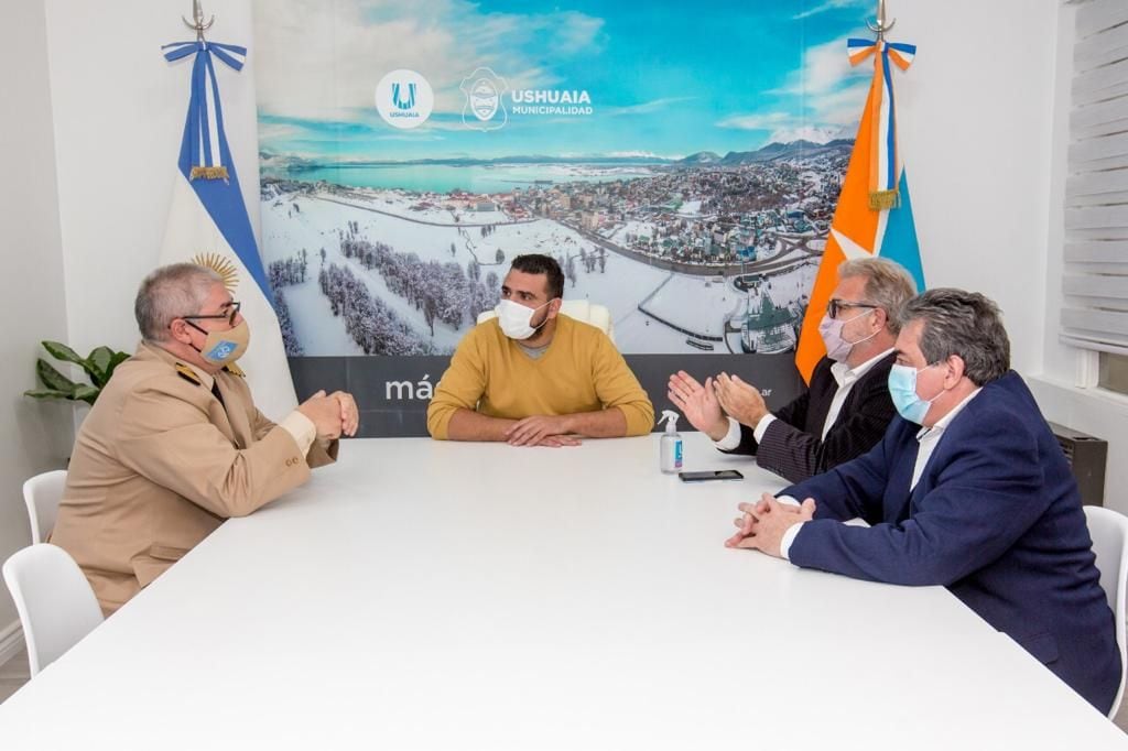 El intendente Walter Vuoto, junto al jefe de Gabinete, Mario Daniele y al Secretario de Relaciones Parlamentarias y Articulación Política, Omar Becerra, recibió en la Intendencia al nuevo Jefe de la Prefectura Naval Argentina en Ushuaia e Islas del Atlántico Sur, Prefecto Mayor Miguel Ángel Nardelli.