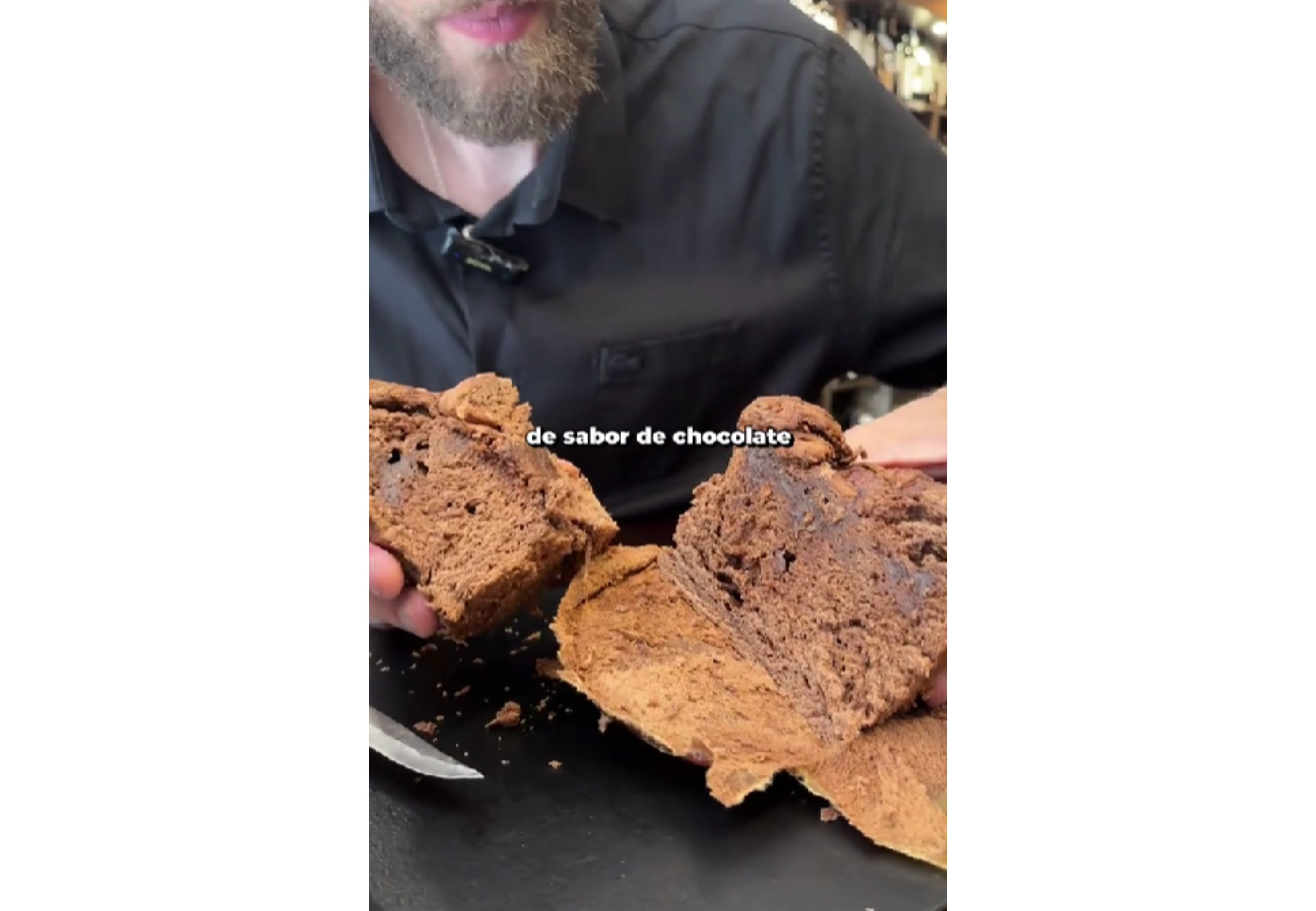 Así se ve por dentro el pan dulce de Águila relleno de chocolate.