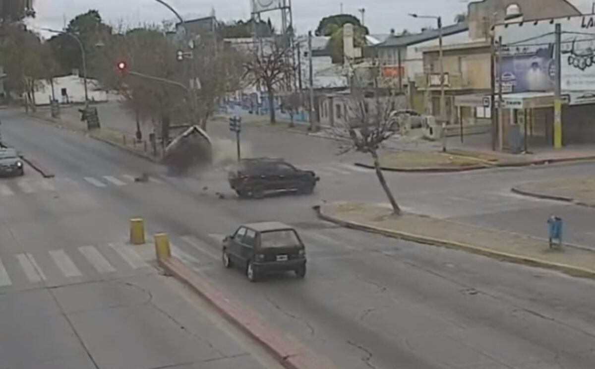 Choque con suerte: así fue el brutal siniestro en barrio Alta Córdoba que dejó a un auto tumbado