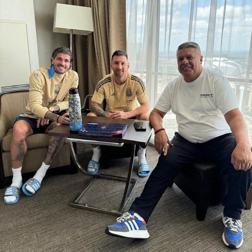 Rodrigo De Paul, Lionel Messi y Chiqui Tapia cumpliendo la cábala de los mates de la Selección Argentina. / Gentileza.