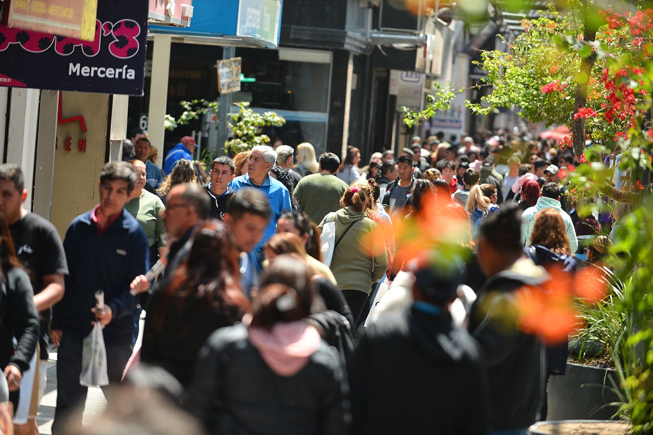 Día de la madre. Mucha gente comprando el el área peatonal de la ciudad de Córdoba. Ventas dia de la madre (José Gabriel Hernández / La Voz)