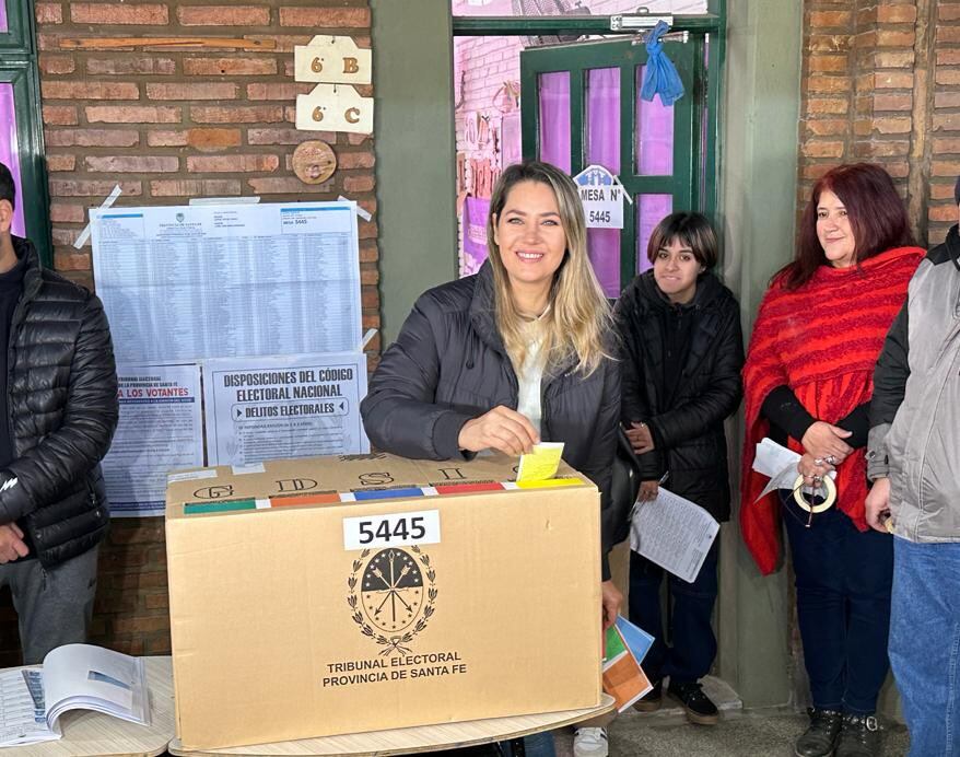 Carolina Losada votando en las elecciones PASO de Santa Fe.