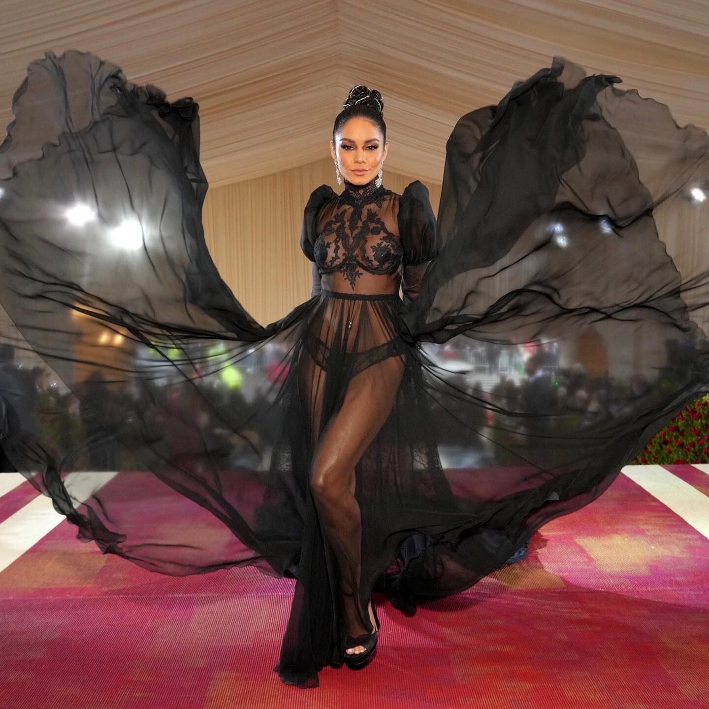 Vanessa Hudgens se llevó todas las miradas en la MET Gala 2022 con su vestido full transparencias