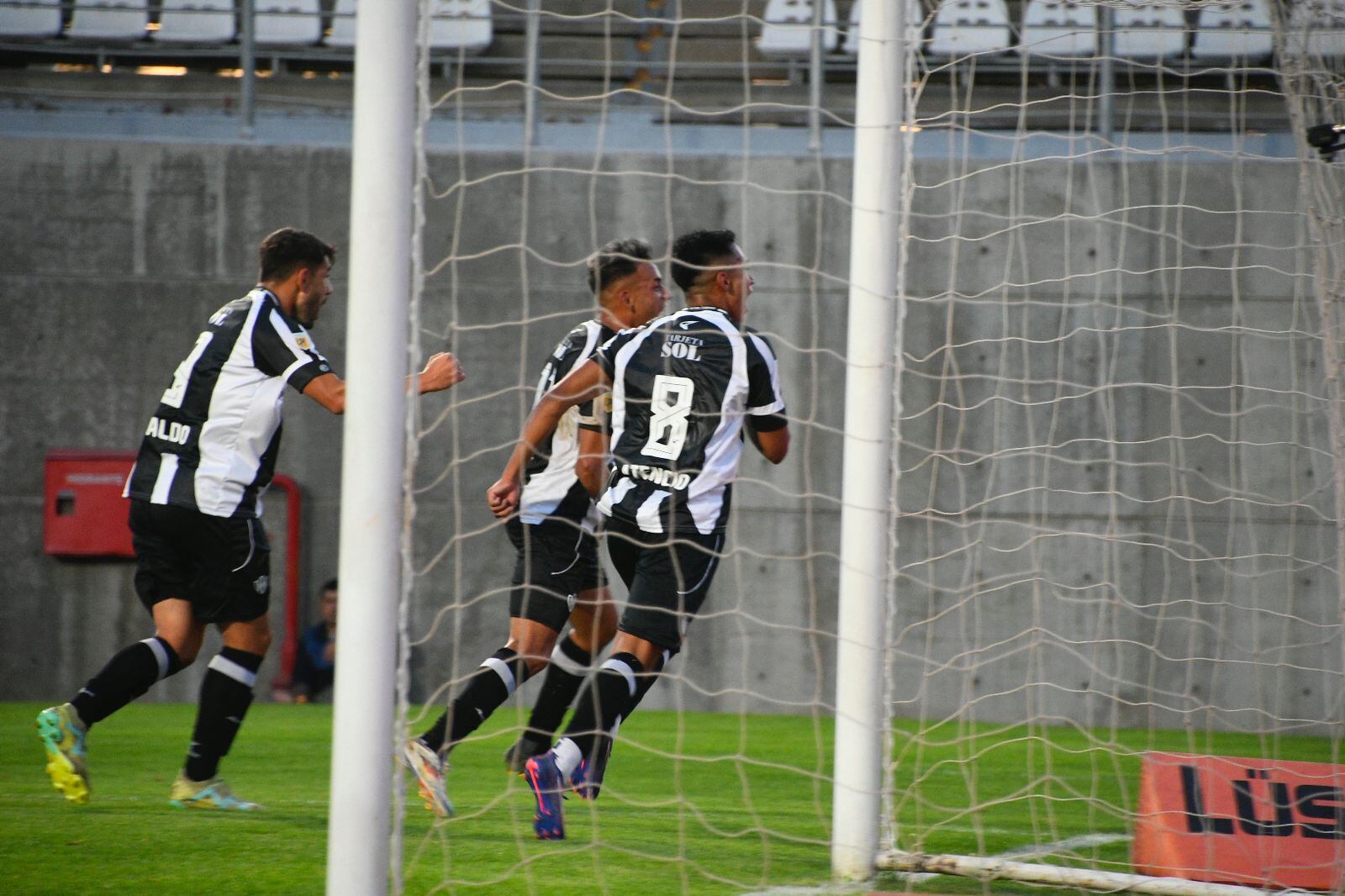 Atencio celebra el gol de Central Córdoba ante Huracán. (Prensa Central Córdoba).