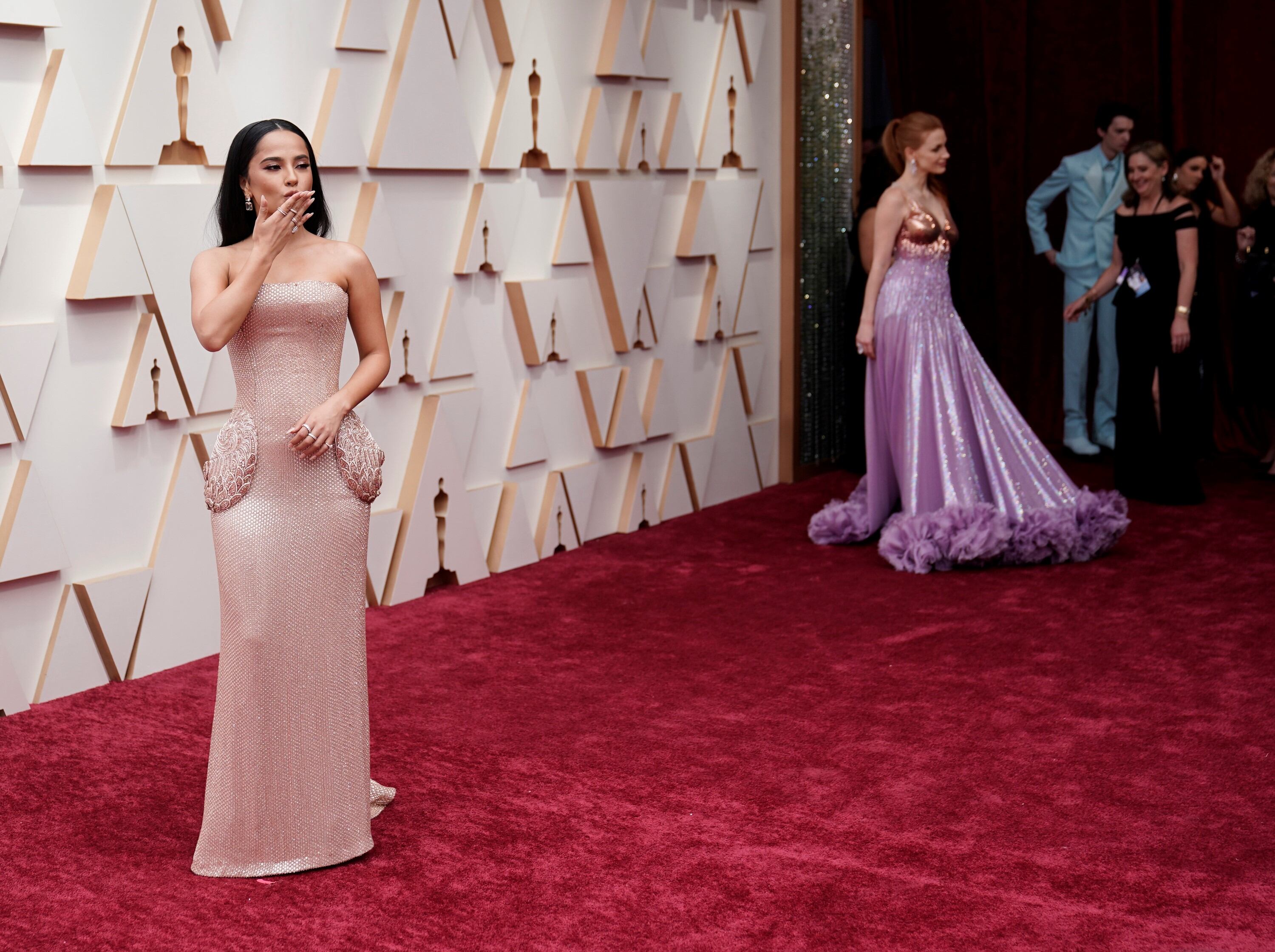 Becky G y Jessica Chastain en la alfombra roja. (AP)