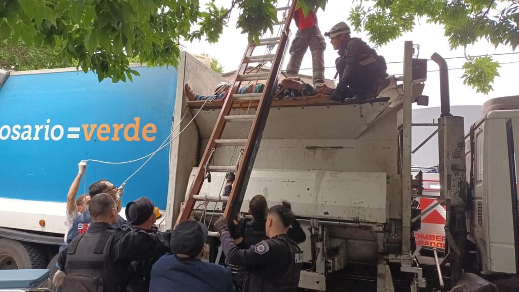 Los bomberos y personal del Sies lograron rescatar a un joven que cayó dentro de un camión del Sumar.