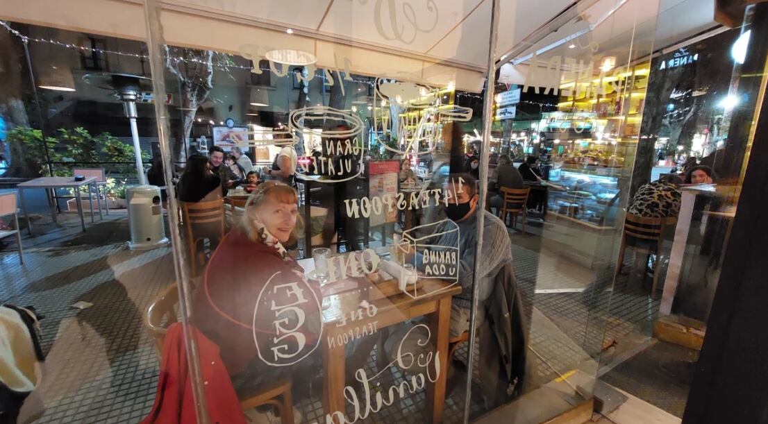 La gente volvió a los bares y restaurantes.